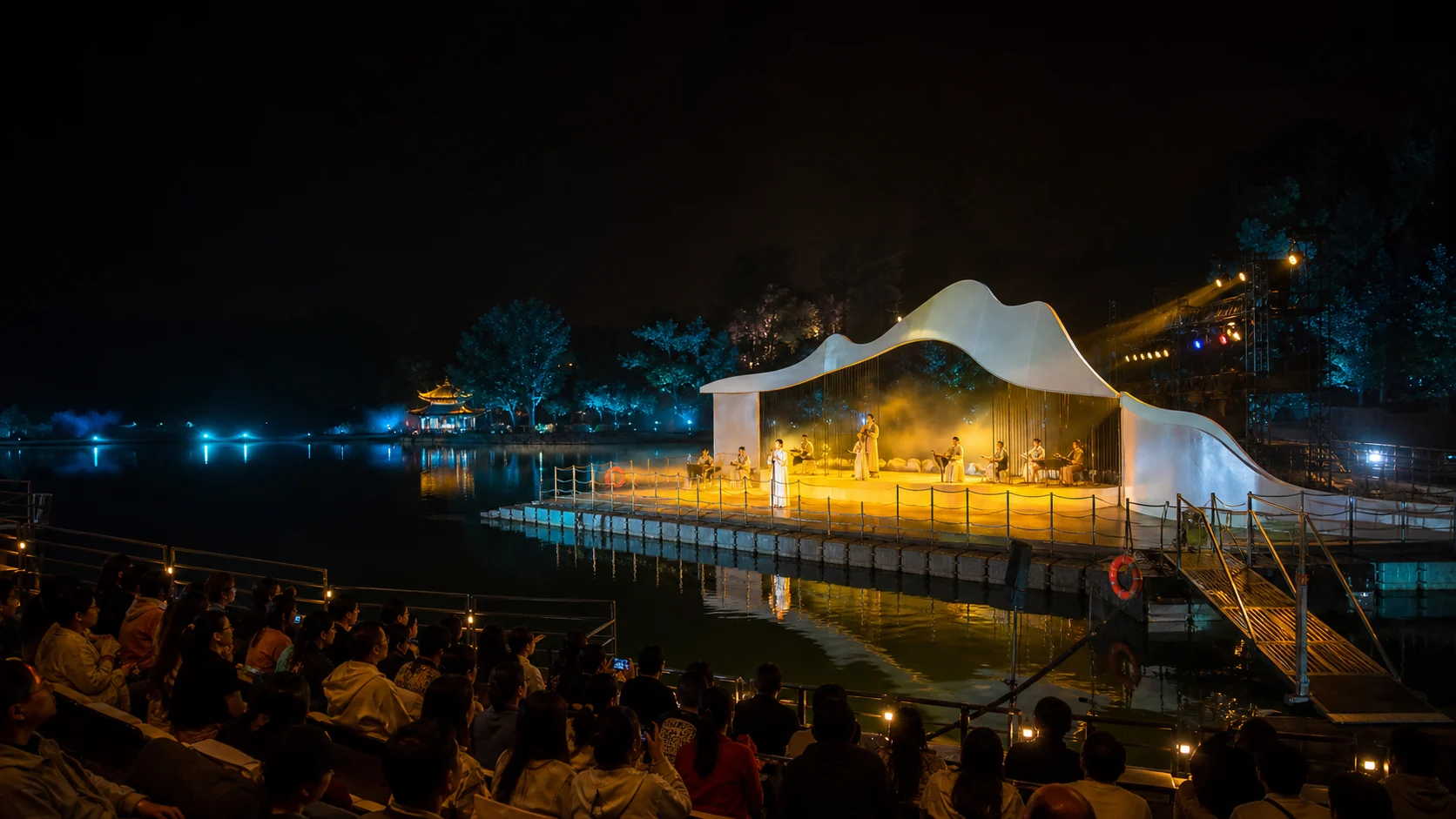 文旅景区湖面夜游主秀舞美装置